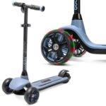 Niebieska hulajnoga z migającymi światłami LED.